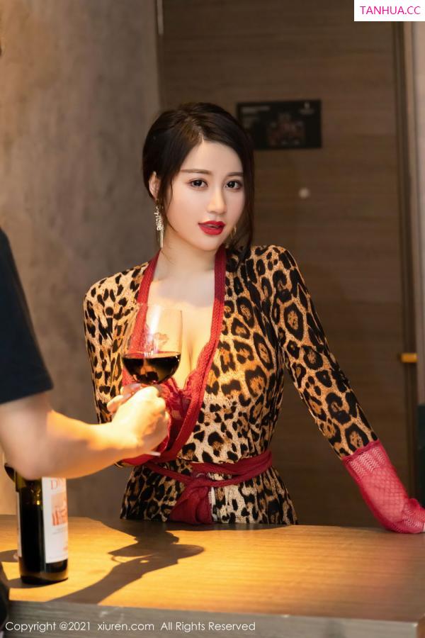 美七Mia  美七Mia的剧情主题 送瓶红酒到房间第21张图片